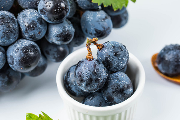 怀孕吃葡萄宝宝眼睛大吗 孕妇吃葡萄的好处以及注意事项