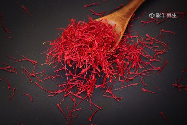 女人喝藏红花的好处与坏处 女人喝藏红花的利弊