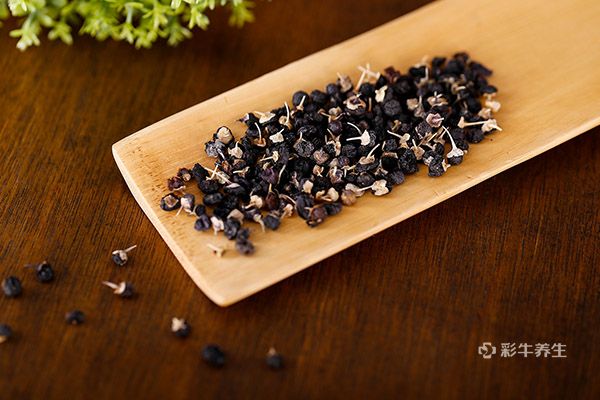 黑枸杞怎样泡水 黑枸杞泡水的作用与功效