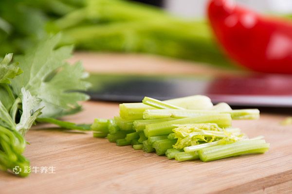 女孩掉发吃什么维生素 吃什么维生素防止脱发