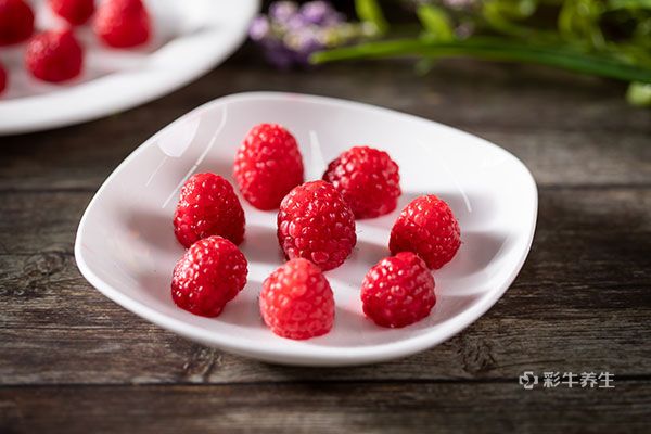 覆盆子泡水喝的功效 覆盆子泡水喝有什么好处