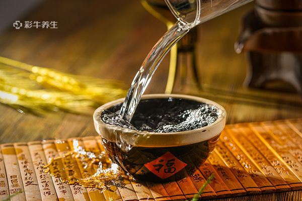 蜂蛹泡酒的作用与功效 蜂蛹泡酒的好处