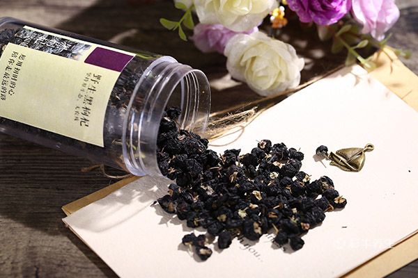 泡黑枸杞用多少度的水 黑枸杞泡水喝的好处