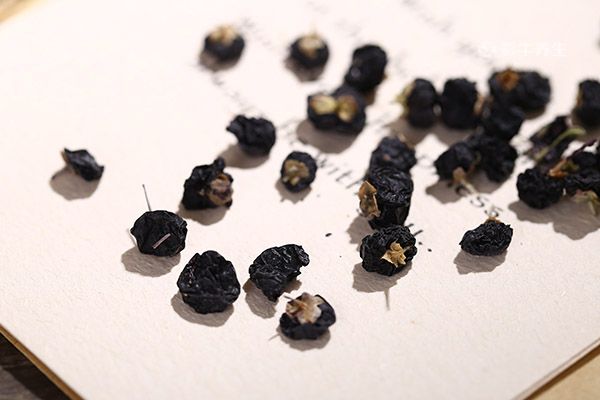 黑枸杞怎样泡水 黑枸杞泡水的作用与功效