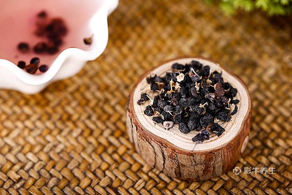 黑枸杞泡水温度多少好 黑枸杞泡水喝的好处