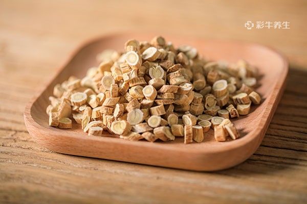 黄芪泡水一次放多少片 黄芪泡水喝的功效与作用