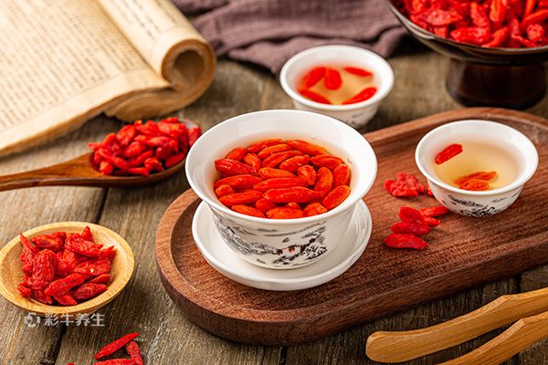 泡枸杞一次放多少粒 枸杞泡水喝的功效与作用