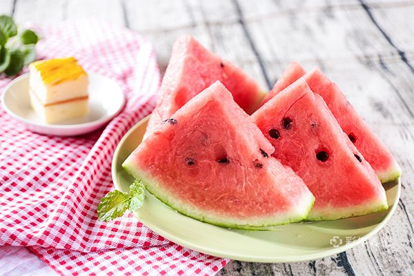 经期吃西瓜了怎么补救 月经期不能吃什么