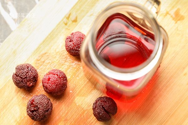 女人喝杨梅酒的好处 女人喝杨梅酒一天喝多少