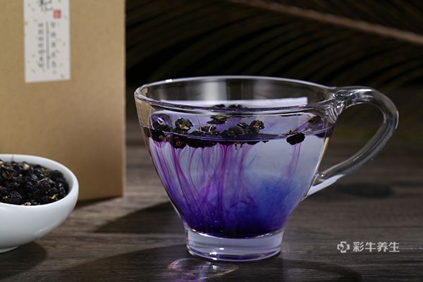 黑枸杞泡水后什么颜色 黑枸杞泡水喝的好处