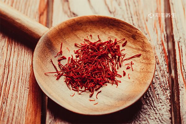 藏红花和什么一起泡水喝效果好 藏红花泡水喝的功效与作用
