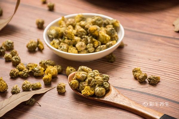 黄芪菊花泡水喝的功效 黄芪菊花泡水喝有哪些好处