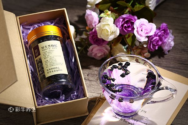 黑枸杞泡水后什么颜色 黑枸杞泡水喝的好处