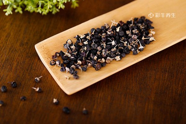 黑枸杞泡水温度多少好 黑枸杞泡水喝的好处