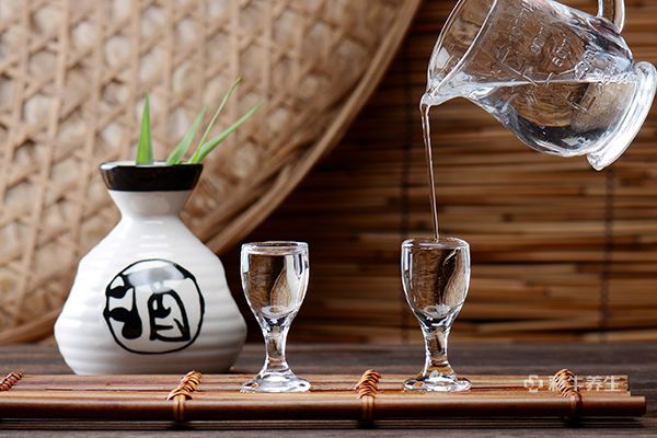 蜂蛹泡酒的作用与功效 蜂蛹泡酒的好处