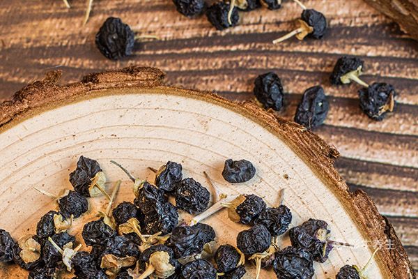 黑枸杞怎么泡水喝 黑枸杞泡水喝的好处