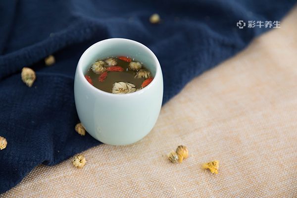 菊花可以和枸杞一起泡水喝吗 菊花枸杞泡水喝的功效