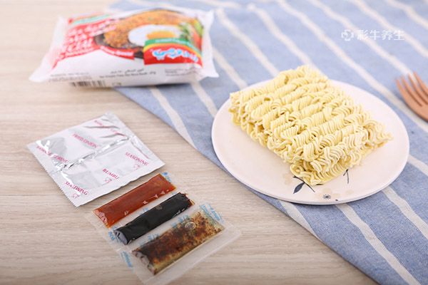吃泡面对女生的危害 吃泡面有哪些注意事项