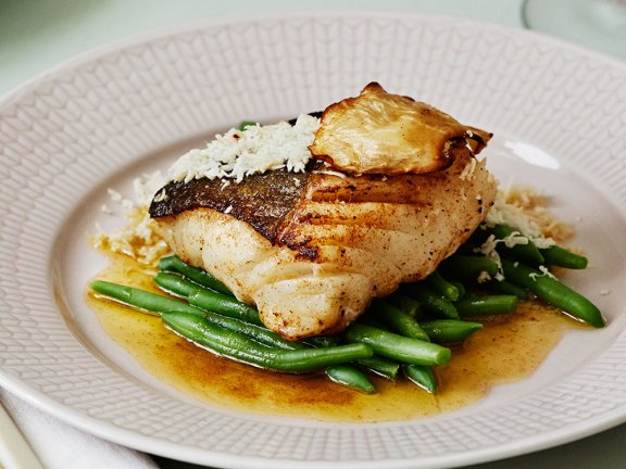 鳕鱼里脊配辣根和棕色黄油