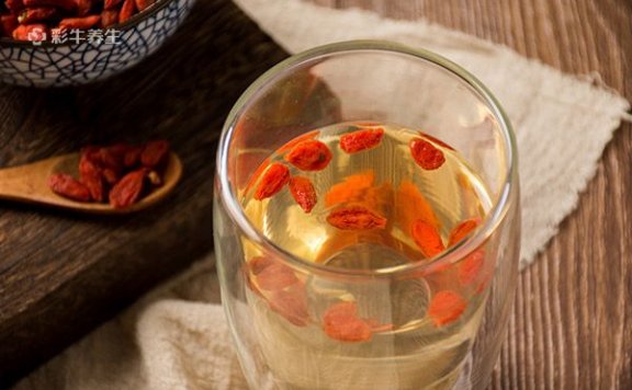 泡水的枸杞能吃吗 枸杞泡水有什么功效