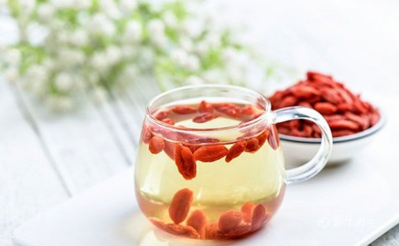 枸杞和菊花能一起泡水喝吗 枸杞和菊花泡水喝的好处