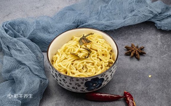 吃泡面后多久不能喂奶 哺乳期不能吃的食物有哪些